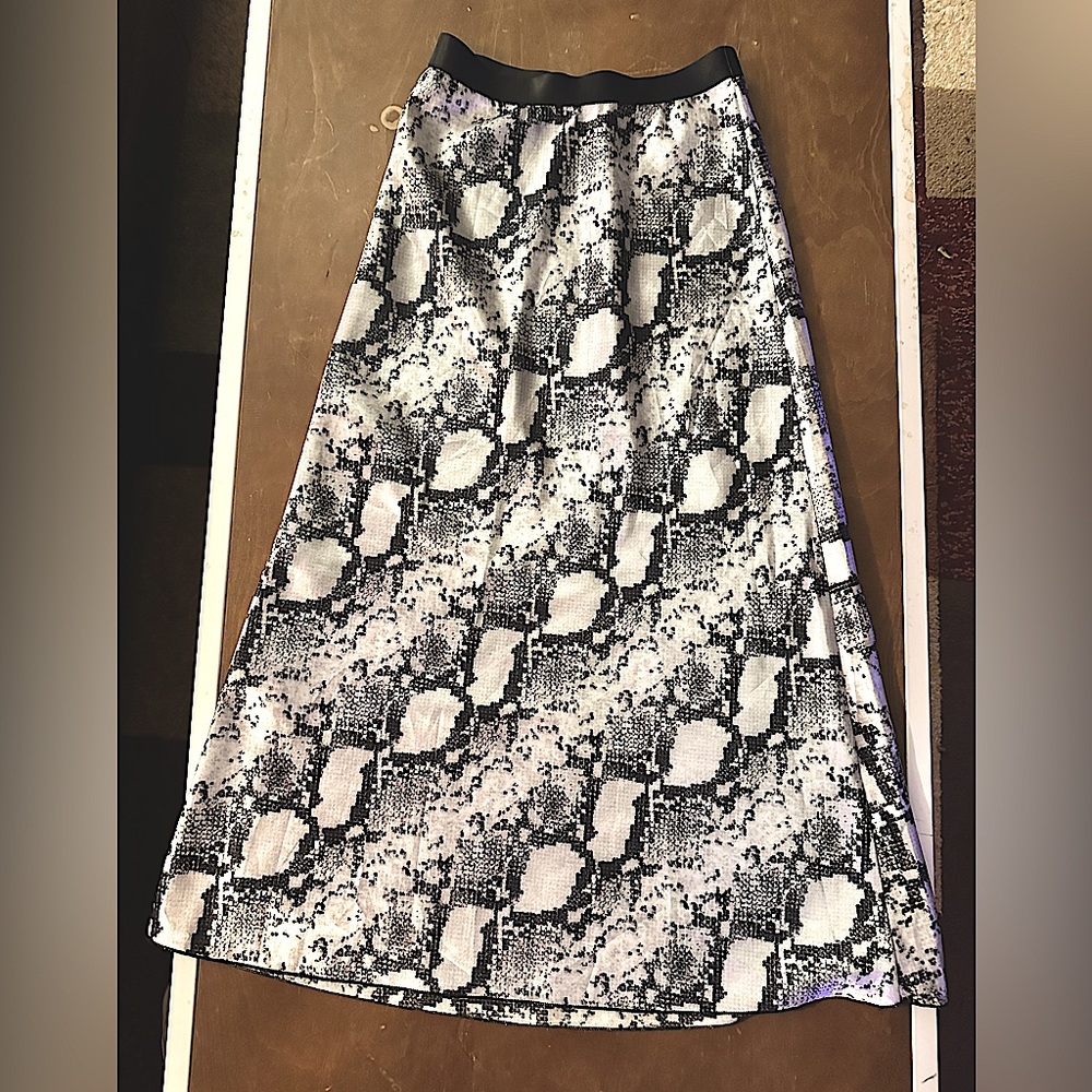Victoria’s Secret knit riot size XS midi dress. Snakeskin print. Elastic waist